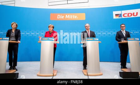 Berlin, Deutschland. 14. März 2016. Bundesvorsitzende der Partei CDU und Bundeskanzlerin Angela Merkel neben den führenden Kandidaten für den Staat Wahlen zum Parlament Guido Wolf (Baden-Württemberg, R), Julia Kloeckner (Rheinland-Pfalz, l) und Reiner Haseloff (Sachsen-Anhalt, 2. R) bei der Pressekonferenz nach einem Treffen der CDU Federal Direktion im Konrad-Adenauer-Haus in Berlin, Deutschland, 14. März 2016. Der CDU musste im Parlament Landtagswahlen in Baden-Württemberg, Rheinland-Pfalz und Sachsen / Anhalt Verluste hinnehmen. Foto: MICHAEL KAPPELER/Dpa/Alamy Live News Stockfoto