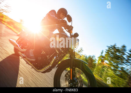 Motorradfahrer fahren Chopper auf einer Straße Stockfoto