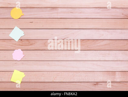 Aufkleber auf einem Holzbrett. Stockfoto