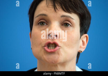 Berlin, Deutschland. 14. März 2016. Der Vorsitzende der Alternative für Deutschland (AfD) Frauke Petry auf einer Pressekonferenz bei der Bundespressekonferenz in Berlin, Deutschland, 14. März 2016. Der Politiker beantwortet Fragen zu den Ergebnissen des Parlaments Landtagswahlen in Baden-Württemberg, Rheinland-Pfalz und Sachsen / Anhalt. Foto: BERND VON JUTRCZENKA/Dpa/Alamy Live-Nachrichten Stockfoto