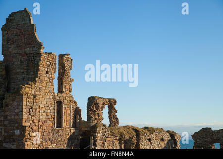 Newark Castle entlang der Fife Coastal Path Schottlands. Stockfoto