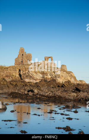 Newark Castle entlang der Fife Coastal Path Schottlands. Stockfoto