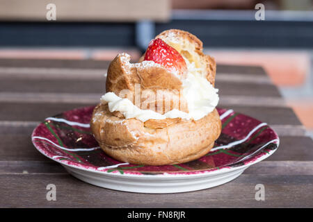 Frischen Windbeutel mit Sahne und Erdbeeren Stockfoto