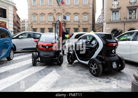 Elektrische Renault Twizy Autos in Rom Stockfoto