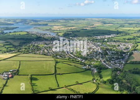 Eine Luftaufnahme des Devon Stadt von Kingsbridge mit der Mündung sichtbar in der Ferne Stockfoto