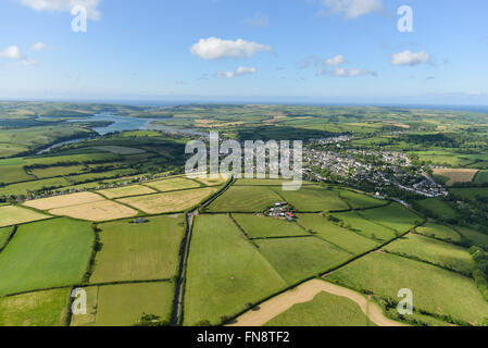 Eine Luftaufnahme des Devon Stadt von Kingsbridge mit der Mündung sichtbar in der Ferne Stockfoto