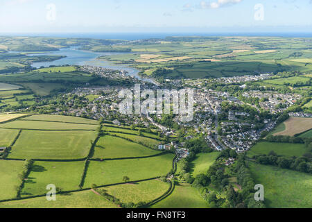 Eine Luftaufnahme des Devon Stadt von Kingsbridge mit der Mündung sichtbar in der Ferne Stockfoto