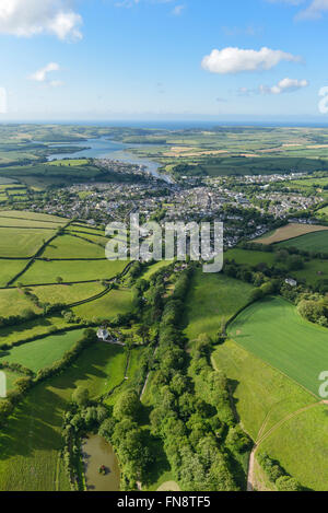 Eine Luftaufnahme des Devon Stadt von Kingsbridge mit der Mündung sichtbar in der Ferne Stockfoto