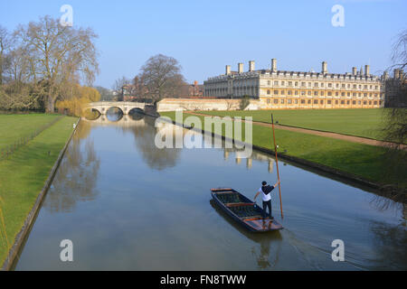 Bootfahren auf dem Fluss Cam auf dem Rücken in Richtung Clare Bridge und Clare College der Universität Cambridge, England. Stockfoto