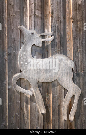 Hirsch Holz an ein Board Wand, genommen in Hochformat Stockfoto