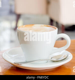 Art Latte Kaffee auf dem Schreibtisch aus Holz Stockfoto