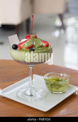 Grüntee Panna Cotta mit Beeren Stockfoto