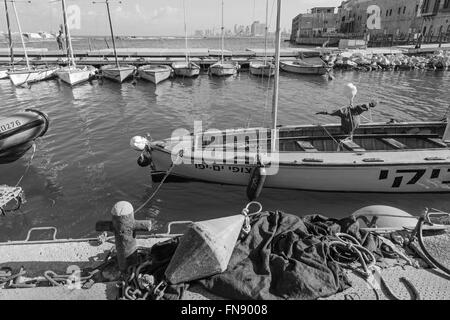 TEL AVIV, ISRAEL - März 2015: Der kleine Hafen und Yachten unter alten Jaffa und Tel Aviv in der Backgound im Morgenlicht Stockfoto