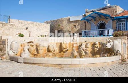 TEL AVIV, ISRAEL - 2. März 2015: Die moderne Zodiac Brunnen auf Kedumim Stadtplatz mit den Statuen der Sternzeichen Stockfoto