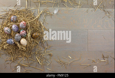 Ostereier im Nest auf hölzernen Hintergrund Stockfoto