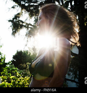 Seitenansicht einer Frau in der Sonne Stockfoto