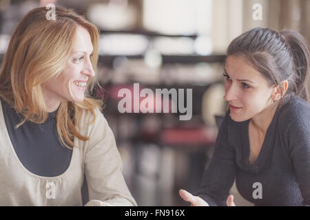 Zwei Frauen Kaffee trinken Stockfoto