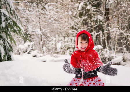 Mädchen spielen im Schnee Stockfoto