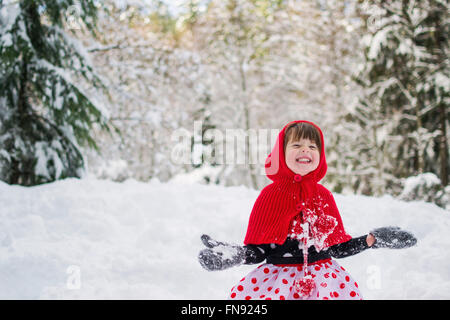 Mädchen spielen im Schnee Stockfoto