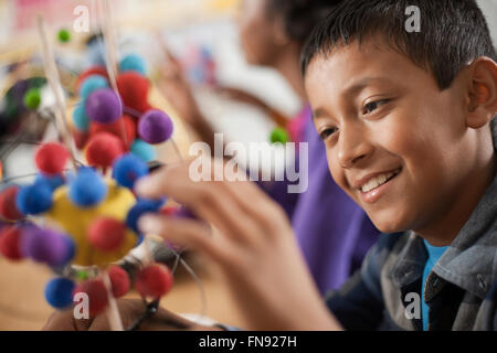 Eine Gruppe von Studenten um einen Schreibtisch in einer Wissenschaft Lektion, molekulare Modelle erstellen. Stockfoto