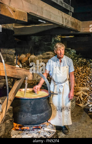 Käseherstellung in einer Käserei, Freilichtmuseum Ballenberg, Bern, Schweiz Stockfoto