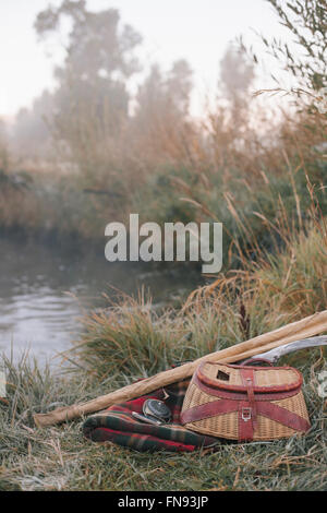 Eine Fischerei Gatter und Decke am Ufer des Flusses mit zwei leichte Ruten. Stockfoto