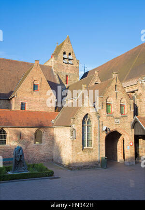 Brügge - Hof des Saint John Hospital (Sint Janshospitaal) im Abendlicht Stockfoto