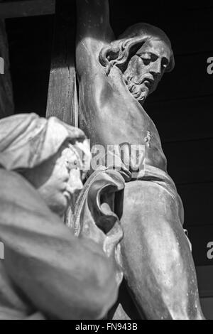 Brügge - die Statue der Heiligen Maria unter Christus am Kreuz von kleinen Park in der Nähe von Sint Janshospital Stockfoto