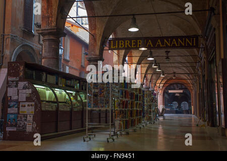 Historischen Buchhandlung in einem Portikus von Bologna. Emilia Romagna, Italien. Stockfoto