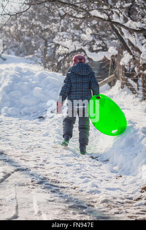 Wandern im Schnee Schlitten tragen junge Stockfoto