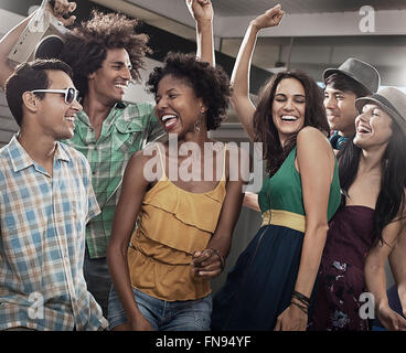 Eine Gruppe von Freunden, Männer und Frauen zusammen hängen, feiern. Stockfoto