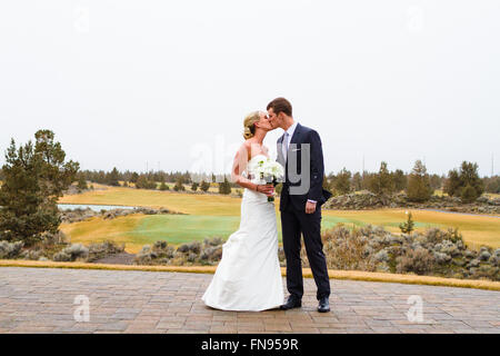 Braut und Bräutigam küssen am Hochzeitstag, Oregon, USA Stockfoto