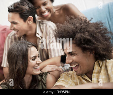 Vier Freunde, zwei Männer und zwei junge Frauen, hängen. Stockfoto