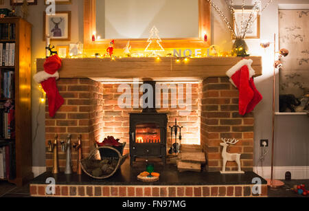 Weihnachtsstrümpfe aufhängen auf dem Kaminsims und eine Karotte und Mince Pie bereit für Besuch des Weihnachtsmanns. Stockfoto