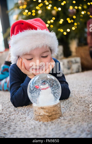 Eine Familie zu Hause am Weihnachtstag. Stockfoto