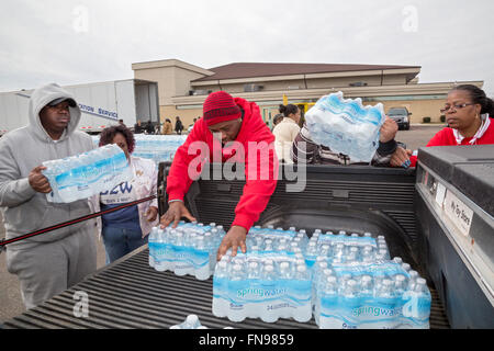 Flint, Michigan - Freiwillige aus Full Gospel Baptistenkirchen in Michigan verteilen Mineralwasser für die Bewohner von Feuerstein. Stockfoto