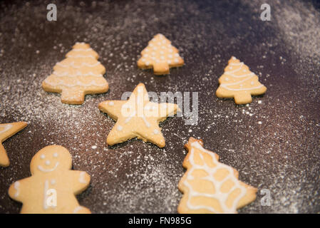 Weihnachten backen. Ein Tablett mit geformten dekoriert Kekse. Stockfoto