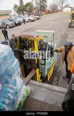 Flint, Michigan - Freiwillige aus Full Gospel Baptistenkirchen in Michigan verteilen Mineralwasser für die Bewohner von Feuerstein. Stockfoto