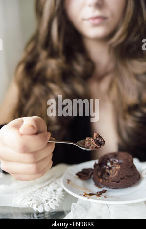 Junge Frau essen Schokolade dessert Stockfoto