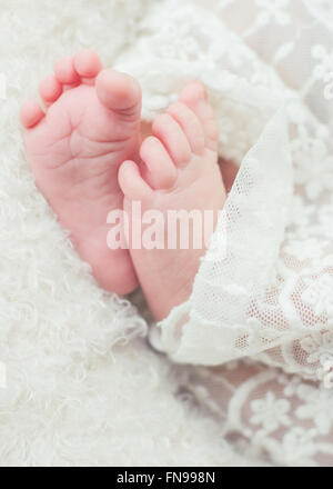 Babymädchen Füße in Nahaufnahme Stockfoto