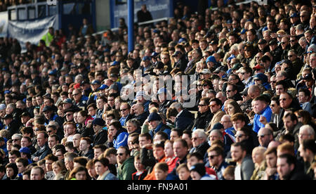 Fußballfans, die sich ein Spiel im Fratton Park Portsmouth FC ansehen – nur für den redaktionellen Gebrauch. Keine Verkaufsförderung. Für Football-Bilder gelten Einschränkungen für FA und Premier League. Keine Nutzung des Internets/Handys ohne FAPL-Lizenz - für Details wenden Sie sich an Football Dataco Stockfoto