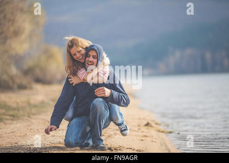 Mann und Frau Huckepack Fahrt Stockfoto