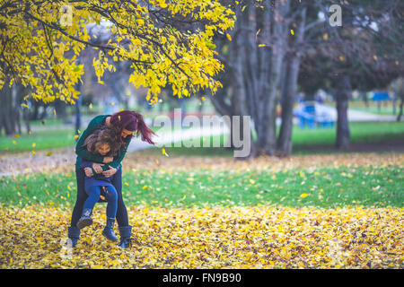 Mutter und Tochter spielen im park Stockfoto