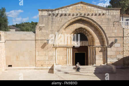 JERUSALEM, ISRAEL - 3. März 2015: Die orthodoxe Kirche Grab der Jungfrau Maria unter dem Ölberg und der Bettler. Stockfoto