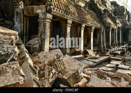 Bau- und gefallenen Mauerwerk, Ta Prohm Tempel, Angkor archäologischer Park, Siem Reap, Kambodscha Stockfoto