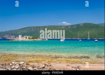 Wunderschöne türkisblaue Bucht, Freizeit Boote und Mirista alte Festung auf der kleinen Insel. Stockfoto