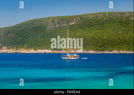 Segelyacht vor Anker in der Bucht von Adria Stockfoto
