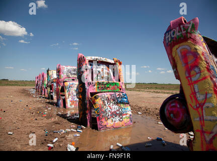 Autos auf Cadillac Ranch in Amarillo, Texas am 13. Juli 2015. Stockfoto