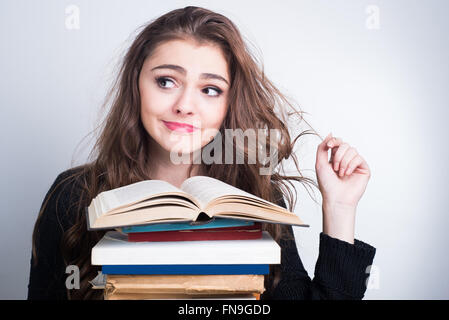 Frau Holding Stapel Bücher Stockfoto