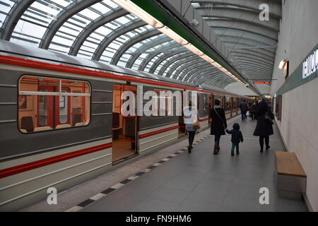 Motol Krankenhaus u-Bahnstation in Prag. Ausschiffung Plattform Stockfoto